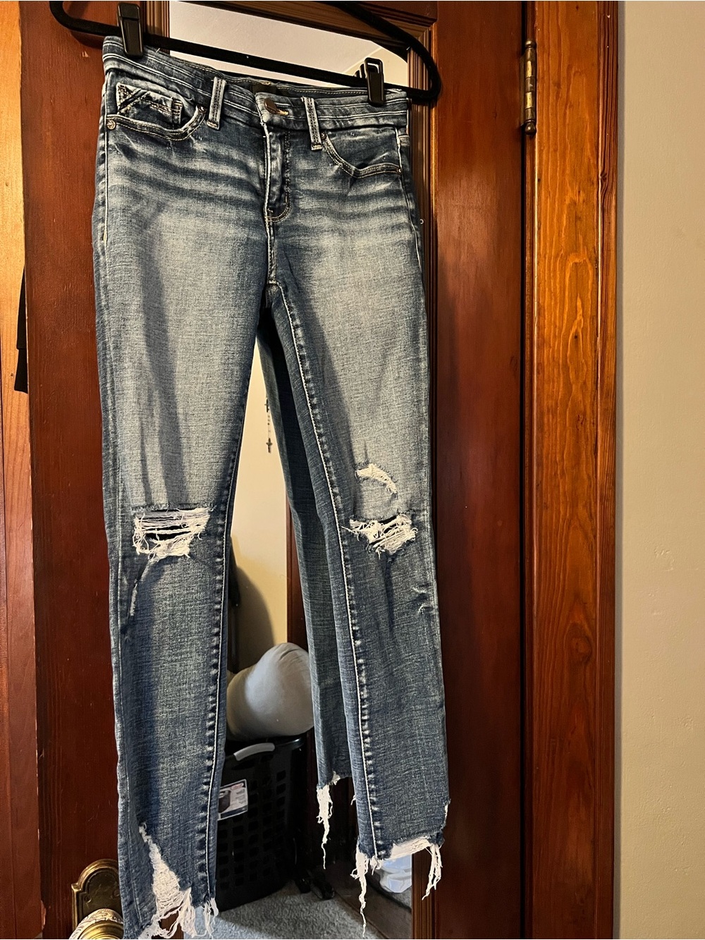 Distressed Light Blue Women's Jeans - Classic Skinny Fit